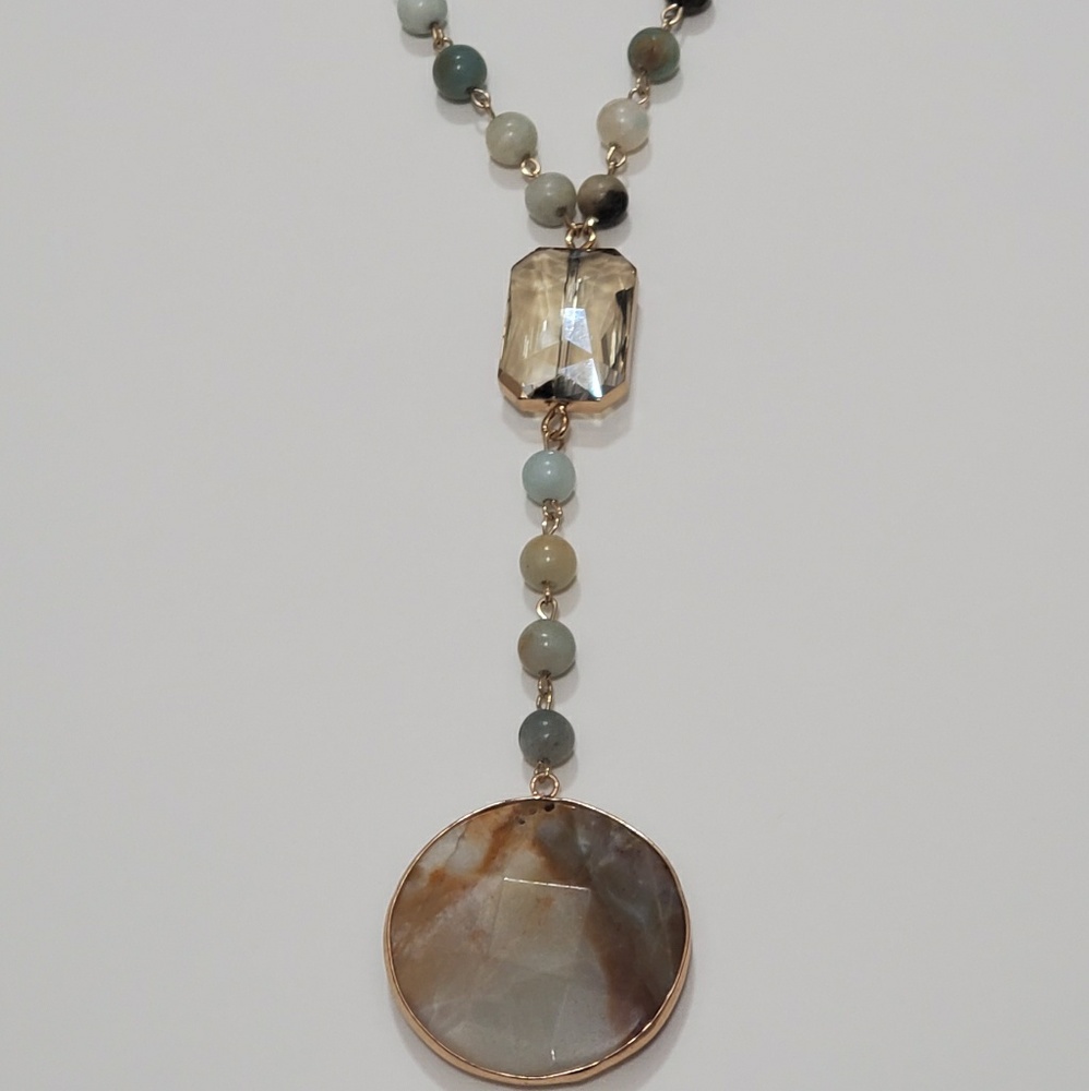 A BEAUTIFUL NATURAL STONE & GLASS NECKLACE